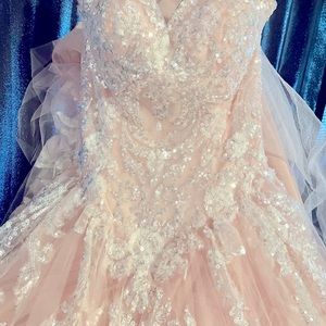 Quinceanera dress. size 0. Beautiful dress. Small areas of dirt under the skirt